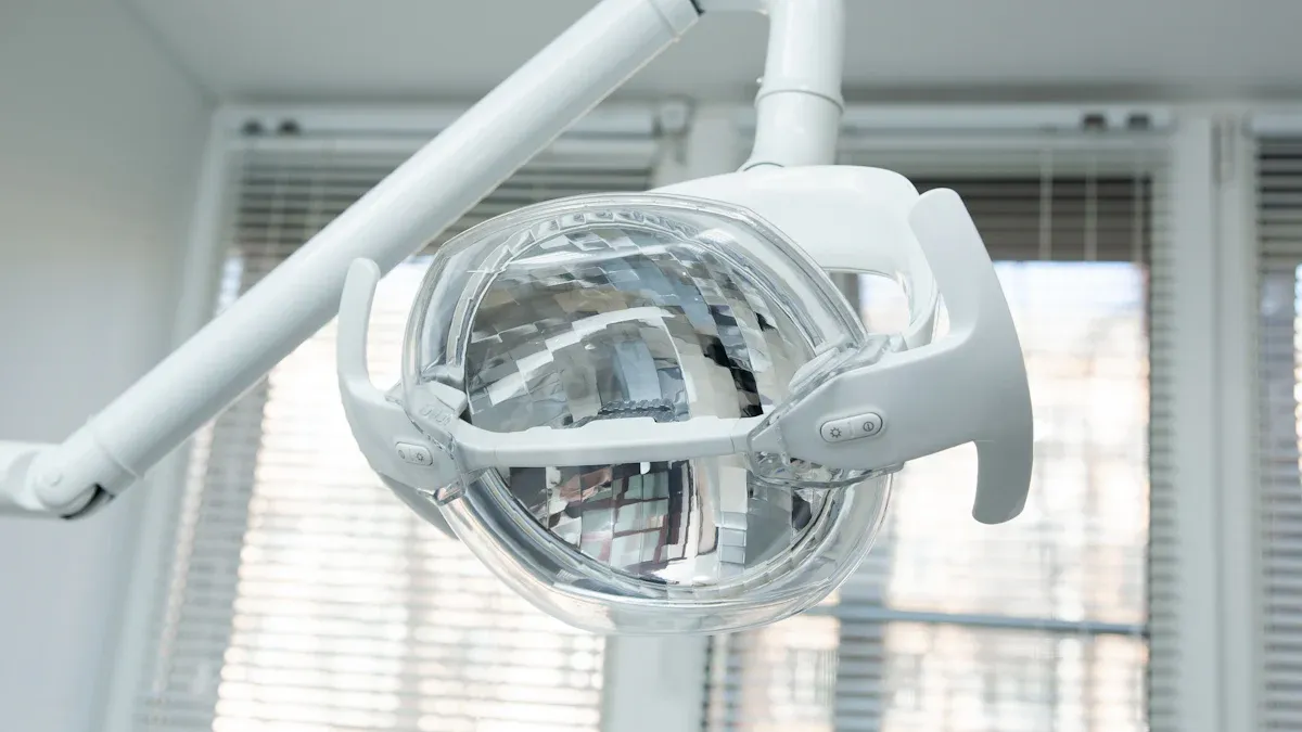 医療用照明機器のメンテナンスとクリーニングに関する重要なヒント